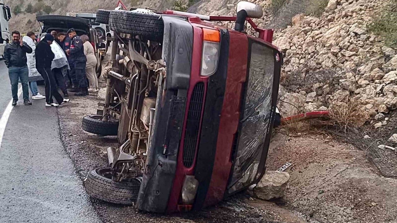 Kamyonet su tahliye kanalına devrildi: 5 yaralı