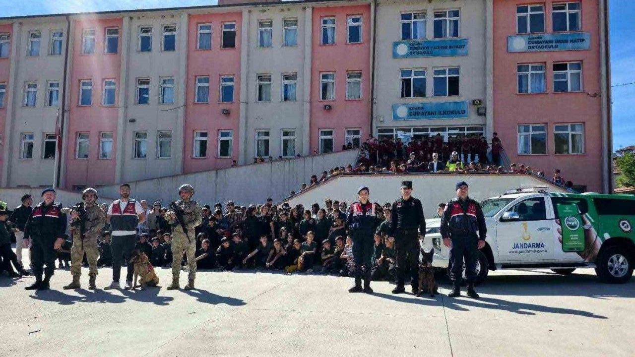 Karabük Jandarmasından öğrencilere hayvan sevgisi eğitimi