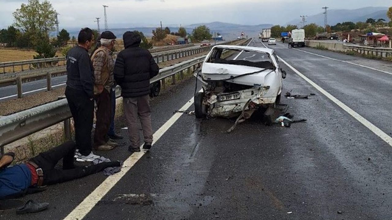 Karabük’te panelvanın çarptığı otomobildeki 2 kişi yaralandı