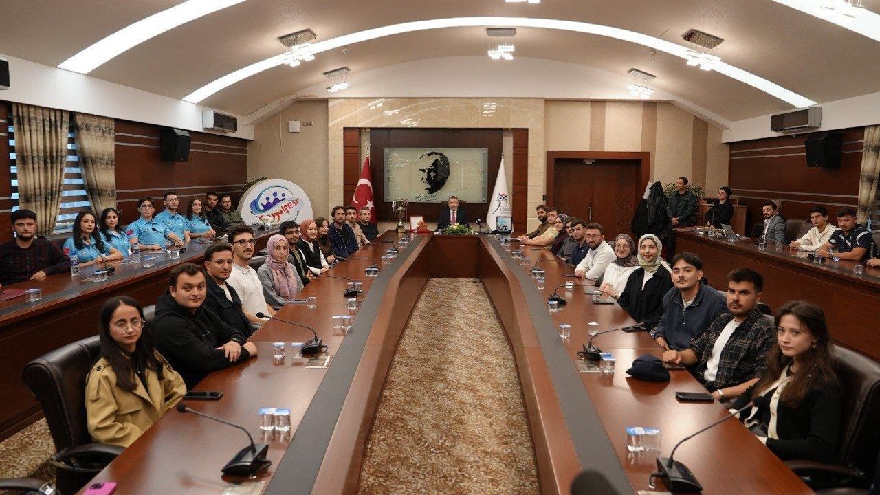 KBÜ Rektörü Prof. Dr. Kırışık, TEKNOFEST şampiyonlarını ödüllendirdi