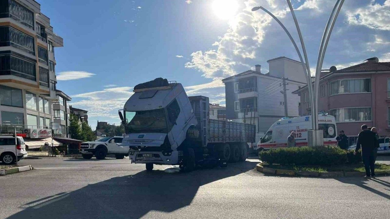 Motosiklet kamyonun altına girdi, sürücü kazayı hafif atlattı