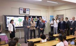Öğrencilerine son kez karne dağıttılar