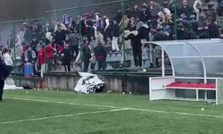 Taraftarlar kırdıkları koltukları sahaya fırlattı