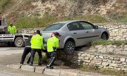 Asılı kalan otomobilini polislerin yardımıyla kurtardı