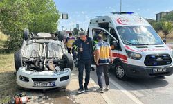Kaputu açılan otomobile çarptı: Ters dönen aracın sürücüsü yaralandı