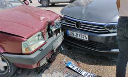 İki otomobilin çarpıştığı kaza kamerada: 3 yaralı