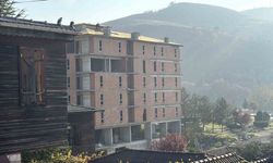 İnşaat çatısında tehlikeli çalışma kameraya yansıdı