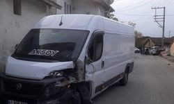 Minibüs ile hafif ticari araç çarpıştı: 2 yaralı