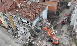Karabük’te doğal gaz patlaması sonrası hasar gören bina 3 yıl sonra yıkılıyor