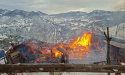 Alevlere teslim olan ahşap ev tamamen yandı