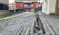 Apartman önündeki çatlaklıklar istinat duvarına zarar verdi