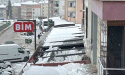 Kar birikintisi zincir marketin çatısını çökertti