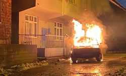 Park halindeki otomobil alevlere teslim oldu