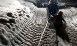 Traktöre bağlanan kızaklarla gün boyu kayak yaptılar