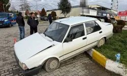 Kamyonet otomobile çarptı: 2 yaralı