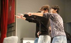 Karabük'te gençler tiyatro sahnesinde yarıştı