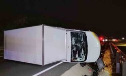 Bariyerlere çarpıp devrilen kamyonetin sürücüsü yaralandı