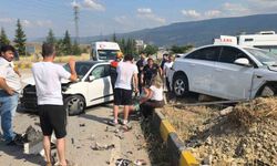 Karabük'te iki otomobil çarpıştı: 1'i ağır 7 yaralı