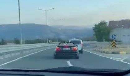 Sürekli şerit değiştirip trafiği tehlikeye attılar