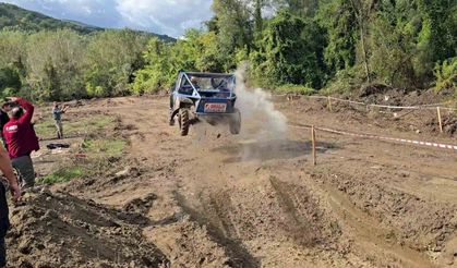 Yenice’de off-road coşkusu: Başkanın "co pilot" olduğu araç havada uçtu!