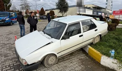 Kamyonet otomobile çarptı: 2 yaralı