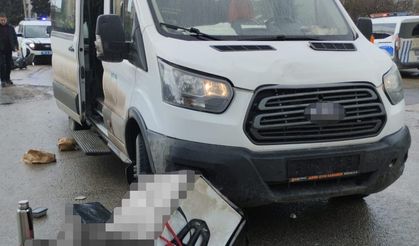 Öğrenci servisi ile çarpışan motokurye kaldırıldığı hastanede hayatını kaybetti