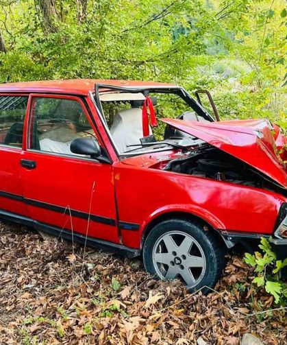 Ağaca çarpan otomobildeki 2 kişi yaralandı