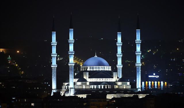 90 bin camide gece saat 00.13'te sela okunacak, cami ve minarelerin ışıkları sabah namazına kadar açık kalacak