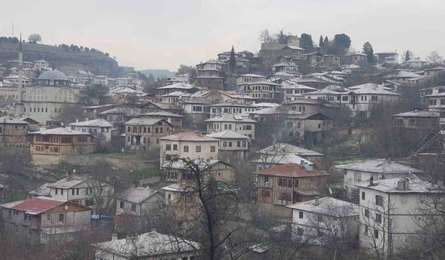 UNESCO kentinde konaklar ile tarihi yapıların çatıları beyaza büründü