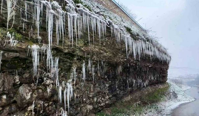 Yamaç ve kayalıklarda buz sarkıtlar oluştu