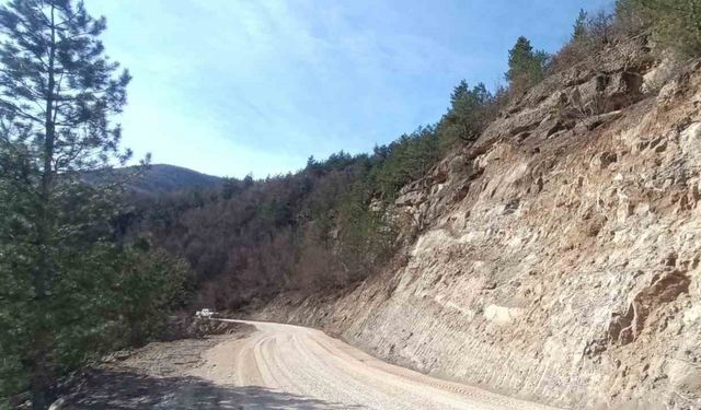 Karabük’te heyelanda kapanan köy yolu ulaşıma açıldı