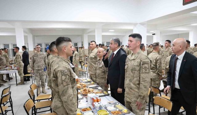 Vali Yavuz, komandolarla iftar yaptı