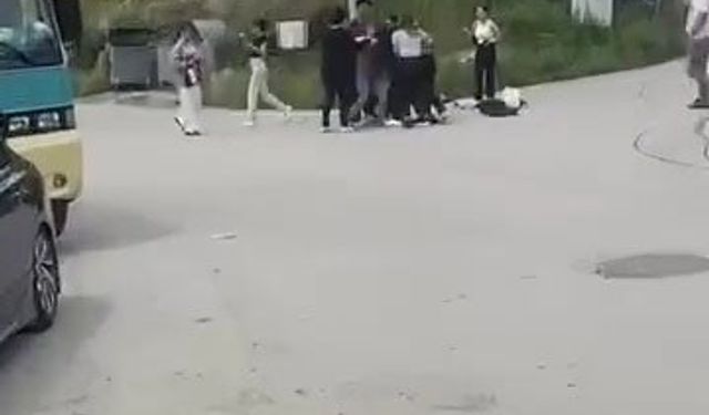 Üniversiteli genç kızlar sokak ortasında saç saça kavga etti