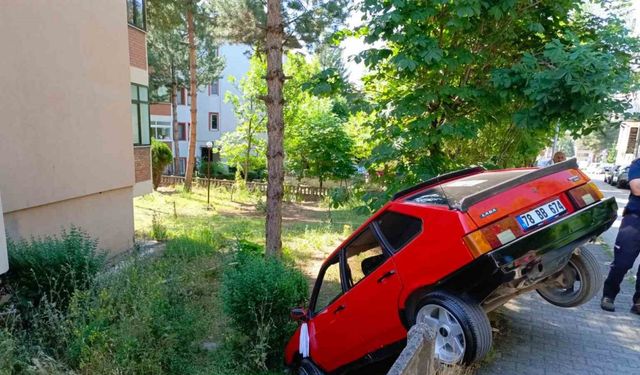 Direksiyonu kilitlenen otomobil apartman bahçesine düştü