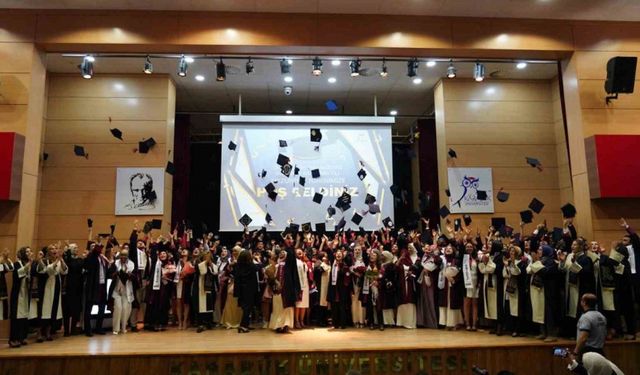 Geleceğin sağlıkçıları diplomalarını aldı