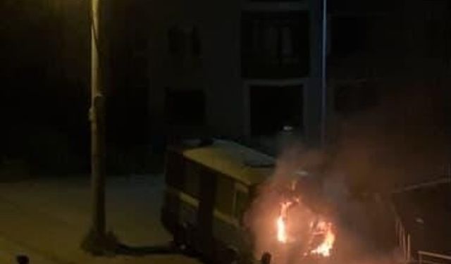 Park halindeki minibüs alev aldı
