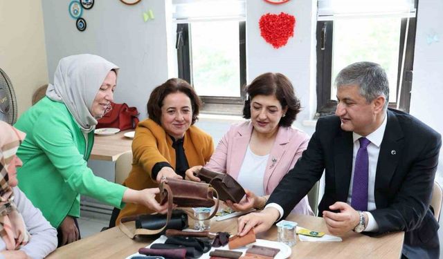Vali Yavuz Aile Destek Merkezinde kadınlarla buluştu