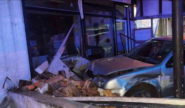 Yoldan çıkıp 2 iş yerine çarptı : 1 yaralı