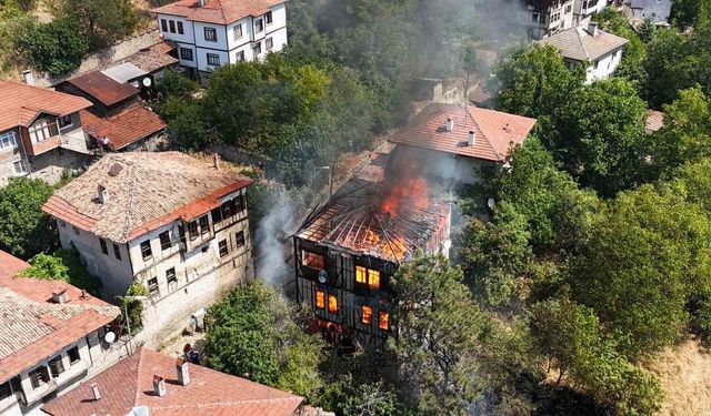 Alevlerin sardığı 150 yıllık tarihi konak dronla görüntülendi