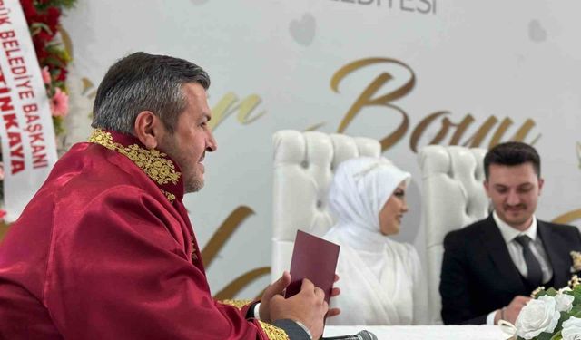 Karabük Belediyesi evliliğe adım atan gençlere desteğini sürdürüyor