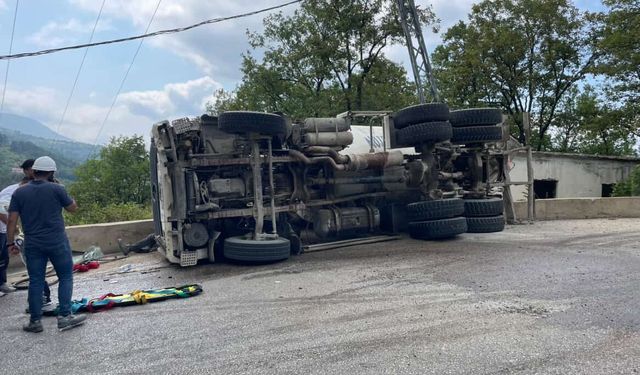Karabük’te beton mikseri devrildi: 2 yaralı