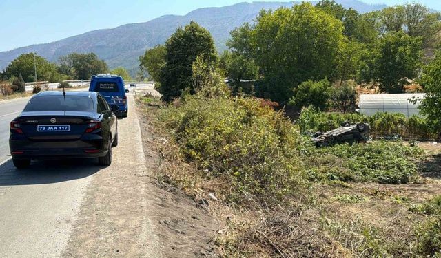 Çarpışan otomobillerden biri takla atıp bahçeye uçtu: 1’i ağır 5 yaralı