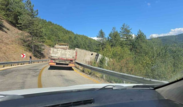 Devrilen beton bloğu kaldırma çalışmalarında uzun araç kuyrukları oluştu
