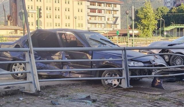 İki otomobilin çarpıştığı kazada 4 kişi yaralandı