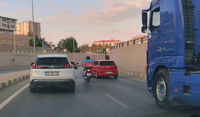 Karabük’te düğün konvoyundaki araçlar trafik kurallarını hiçe saydı