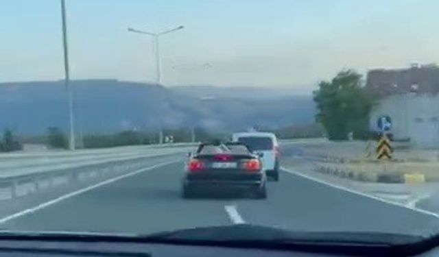Sürekli şerit değiştirip trafiği tehlikeye attılar