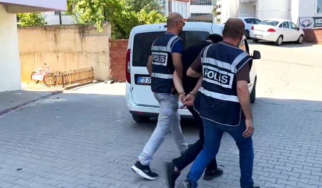 Telefon dolandırıcısı altın ve parayı almaya geldiği binada yakalandı