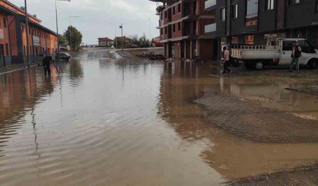 Eflani’de sağanak yolları göle çevirdi