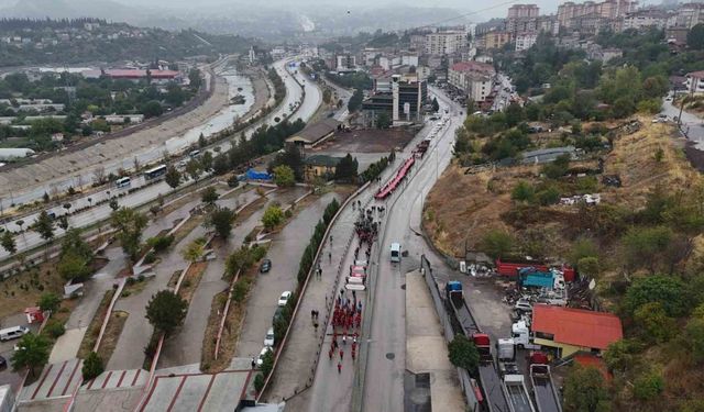 Gazilerin yürüyüşüne 50 metrelik Türk bayrağıyla destek