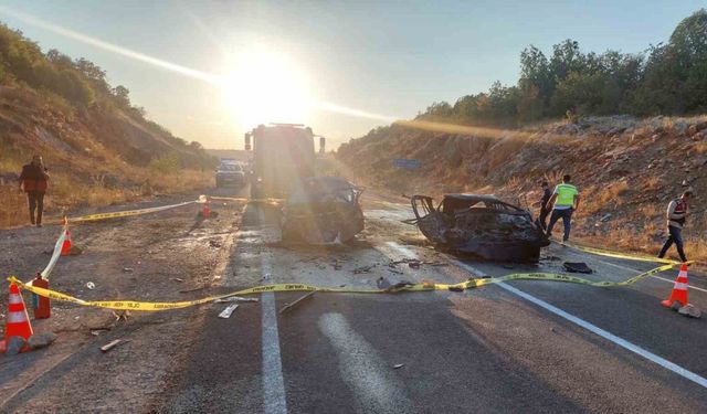 Kafa kafaya çarpışan iki otomobil alev aldı: 3 ölü, 5 yaralı